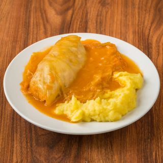 Sarma s pire krumpirom i kruhom