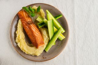 Детско меню със сьомга с картофено пюре и краставички (300г)