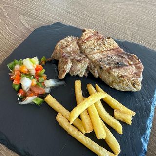 Bondiola de cerdo a la brasa con patatas