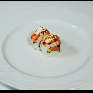 824.Uramaki de salmón con aguacate y nata (8uds)