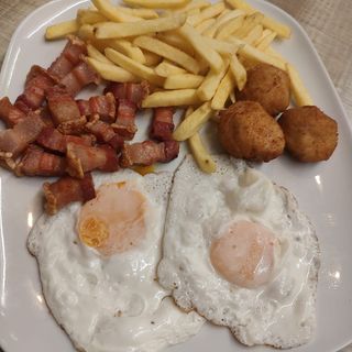 Plato combinado torreznos