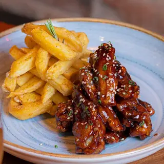 Menú Alitas BBQ (6 Uds.) Con patatas, Y Refresco