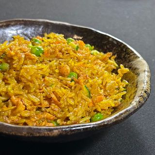 Riso saltato al curry con uova e verdure