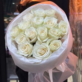 Buchet din 15 trandafiri alb-crem