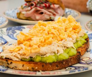 Tosta Con Pollo Y Aguacate