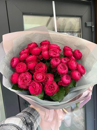 Букет з 9-ти гілок червоних кущових троянд