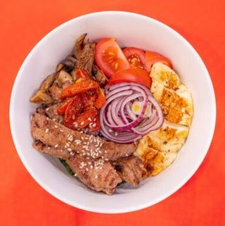 Теплый салат с ростбифом и халуми