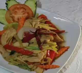 Kai pad khing - piletina sa prženim đumbirom i rižom