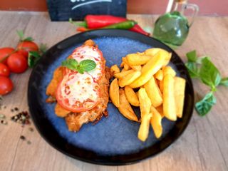 Snitel de pui Gratinat cu mozzarella si rosii proaspete
