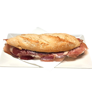 Bocadillo De Jamón Serrano, Queso Y Aceite De Oliva