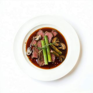 Cerdo con bambú y setas chinas