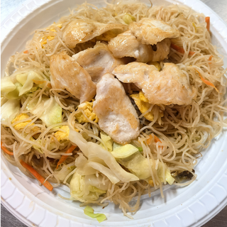 Spaghetti di riso con carne