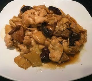 Pollo con bambú y setas chinas
