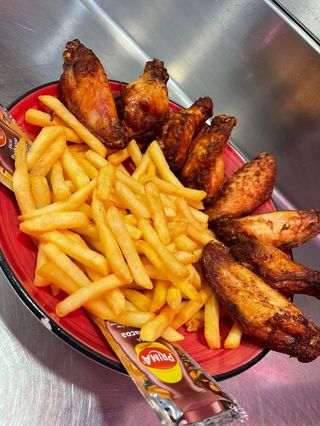 Alitas Con Patatas Fritas 