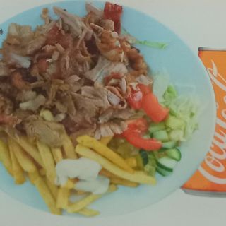 Plato con carne bebida y papas fritas