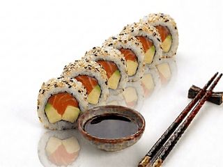 Uramaki z Łososiem i awokado 5 szt (180g)