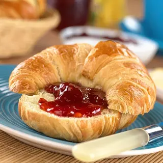 Croissant Con Mantequilla Y Mermelada