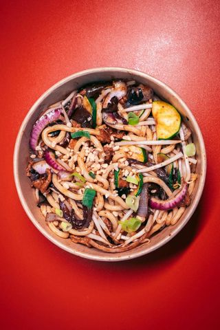 Makaron Udon z warzywami w sosie z czarnego pieprzu TOFU