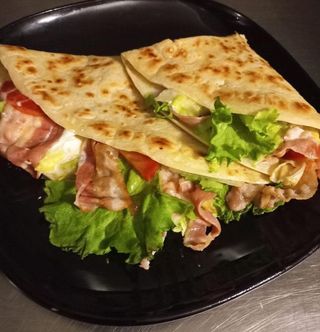 Piadina coppa con mozzarella e insalata
