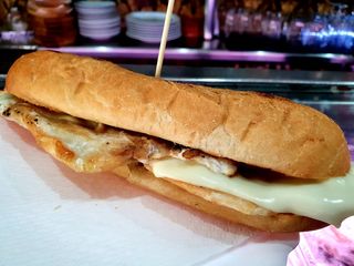 Bocata De Pollo A La Plancha Con Queso Y Pan Tomate