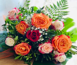 Bouquet di 5 rose di colori misti con elementi decorativi