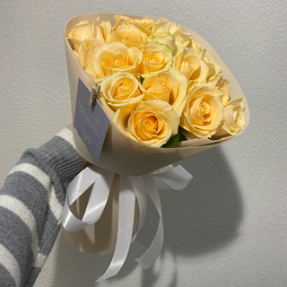 17 троянд сорту Піч Аваланч 