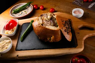 Ciolan de porc copt în pâine