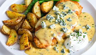 Пиле с топено и синьо сирене