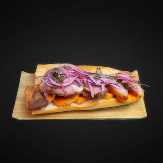 Pan con chicharrón de cerdo