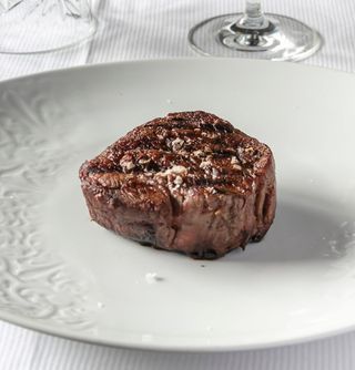 Solomillo de vaca madura a la escama de sal