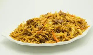 Fidea de orez prajita cu carne de vita si curry