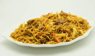 Fidea de orez prajita cu carne de vita si curry