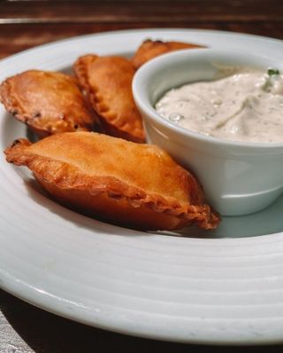 Чебуреки міні з телятиною та сметанковим соусом (190г)