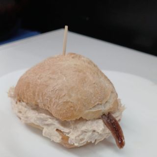 Pincho de bonito con anchoas