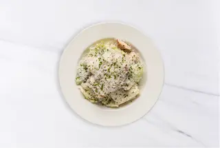Цезарь салат с запеченным цыпленком и анчоусами