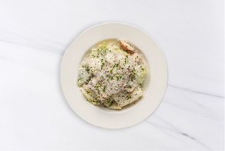 Цезарь салат с запеченным цыпленком и анчоусами