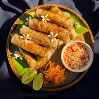 Chả giò tôm thịt 3 pezzi (involtini fritti di gamberi e suini)