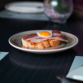 Huevo De Codorniz Con Jamón (Tapa)
