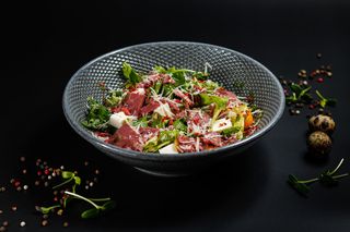 Фирменный салат с копченной кониной