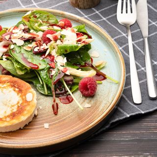 Салата със запечено козе сирене  и малинов винегрет