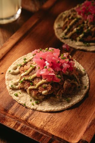 Taco de cochinillo confitado con salsa de chiles serranos (2 uds)