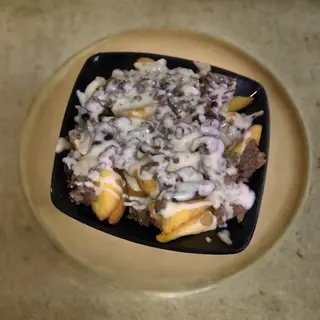 Patate fritte, salsiccia e formaggio