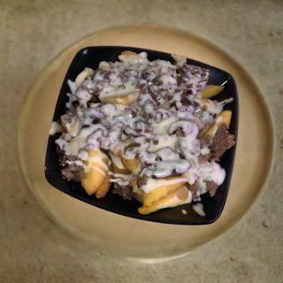 Patate fritte, salsiccia e formaggio