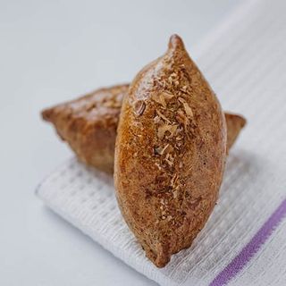 Пирожок с лососем и томатами (65 гр.)