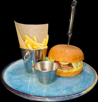 Hamburger de vită și cartofi fri