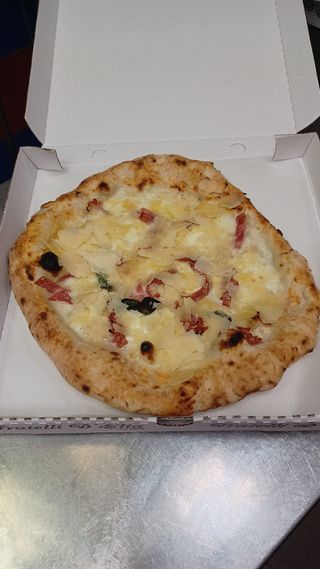 Margherita al salame bianca con scaglie