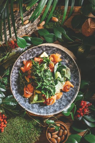 Салат со слабосоленым лососем и соусом юдзу