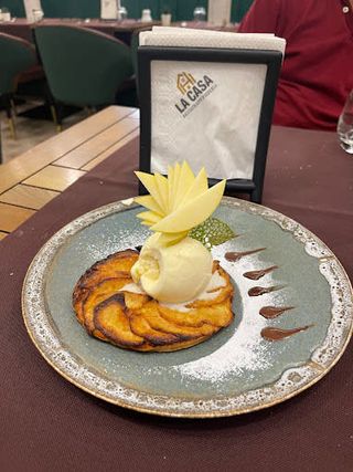 Tarte Fine Aux Pommes Et Sa Boule De La Glace Vanille