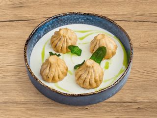 Smażone chinkali z grzybami w sosie serowym (4 szt)