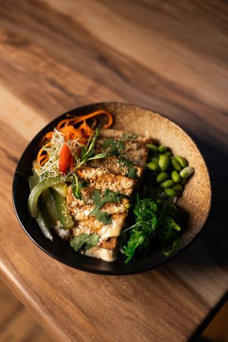 Poke bowl z marynowanym tofu